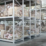 Как безопасно эксплуатировать стеллажи с двумя глубокими поддонами?